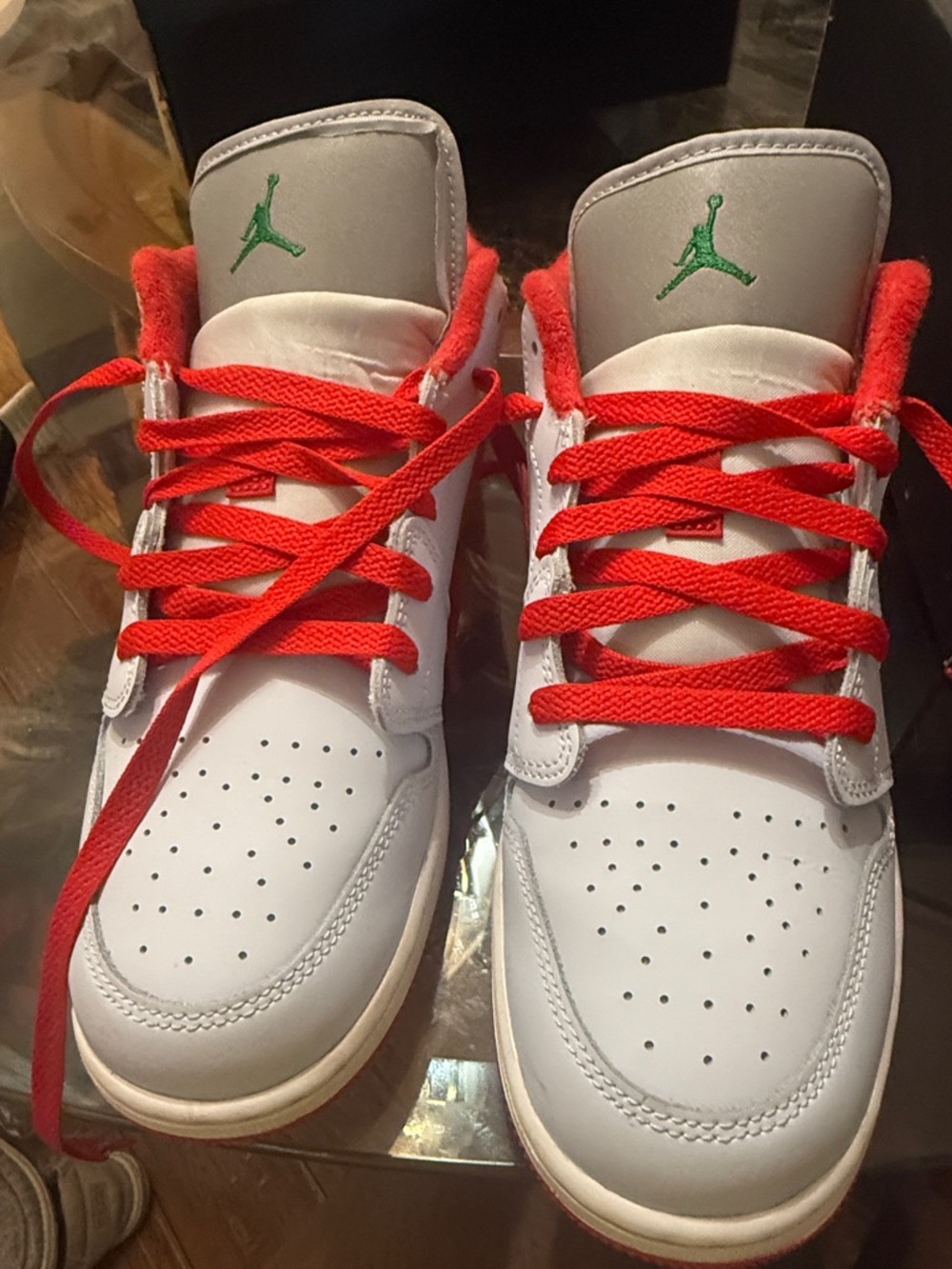 Air Jordan 1 Low SE Sneaker with Red Accents and Green Jumpman - Picture 2 of 2